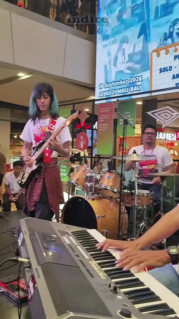 Anak Indice Band tampil dengan gitar, keyboard, dan drum di Level 21 Mall