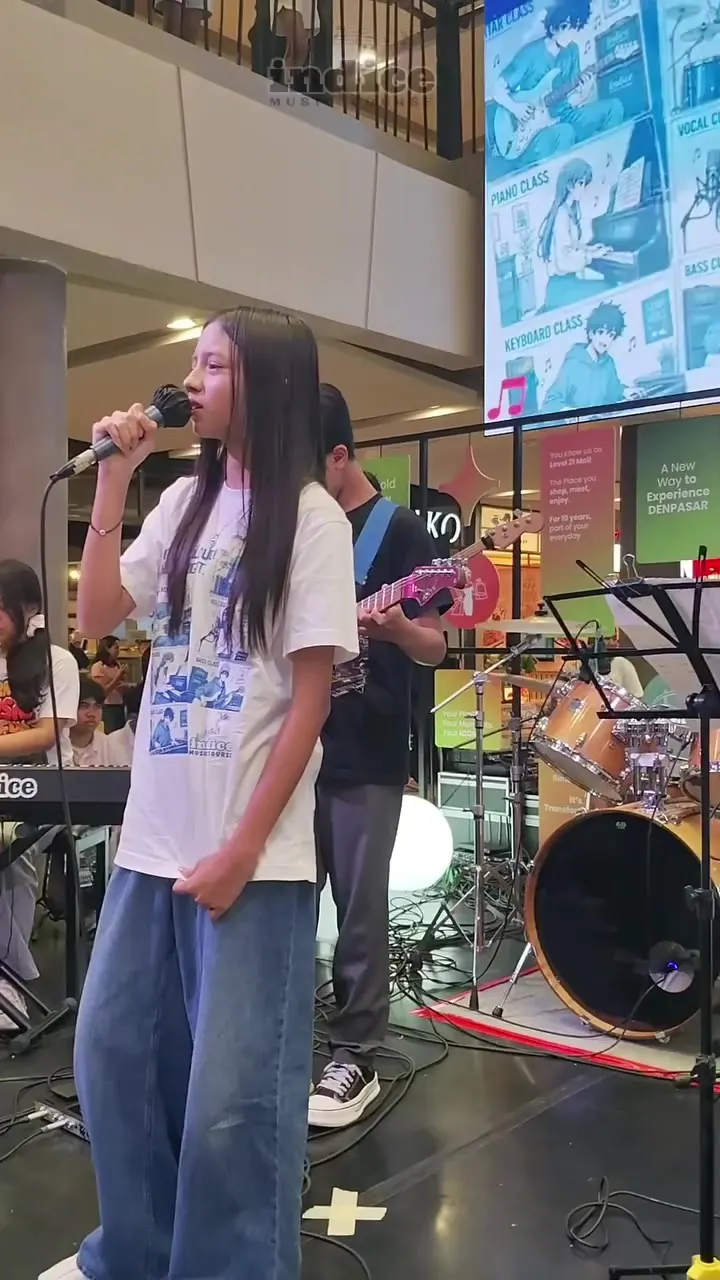 Vokalis Anak Indice Band di panggung