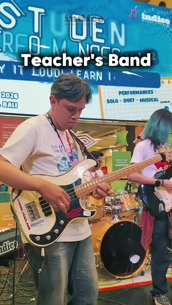 Pemain bass Indice tampil di panggung Student Performances