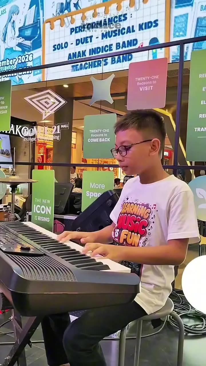 Murid keyboard Indice bermain di panggung Student Performances