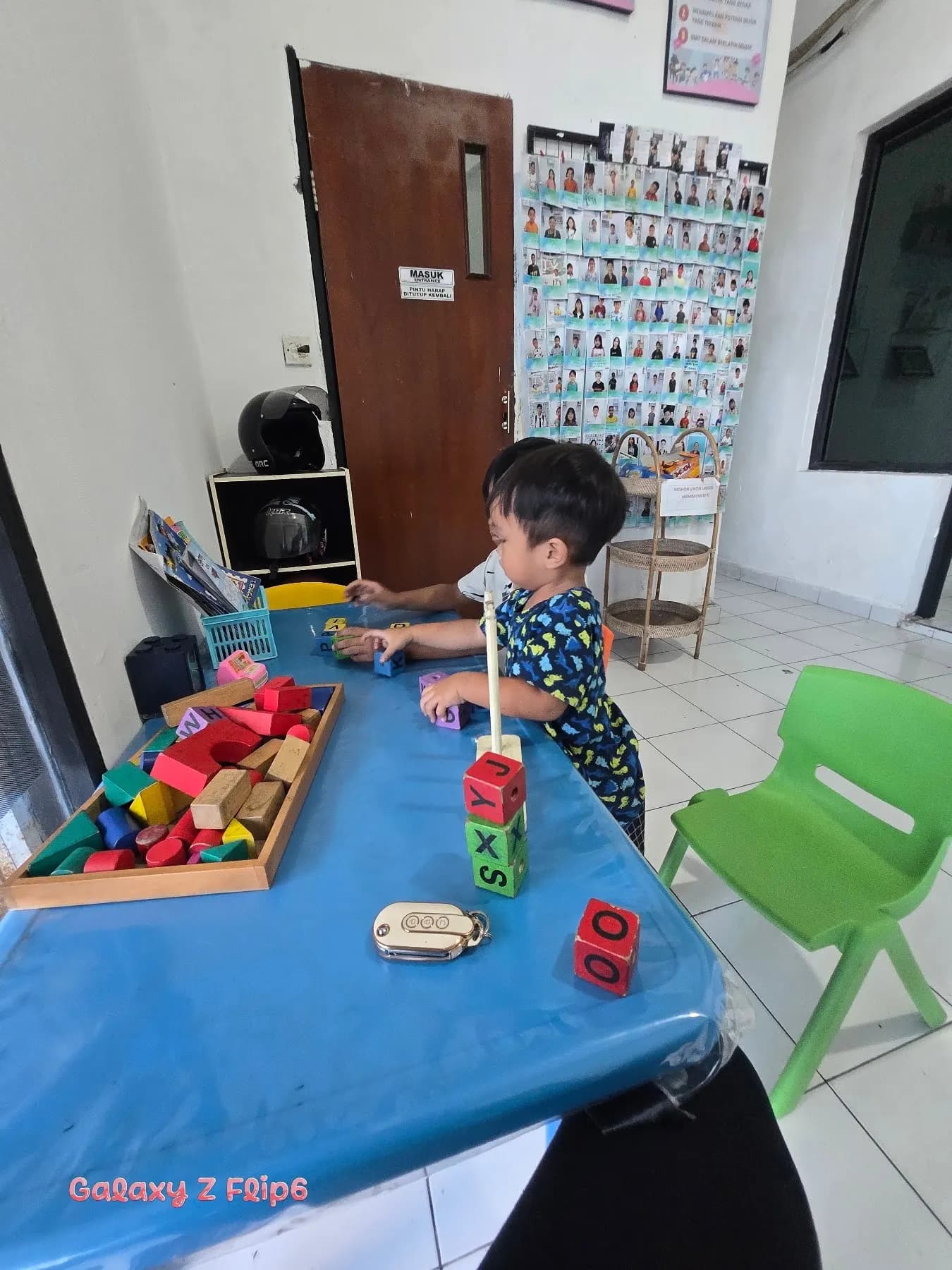 Area tunggu ramah anak di Indice Kebo Iwa