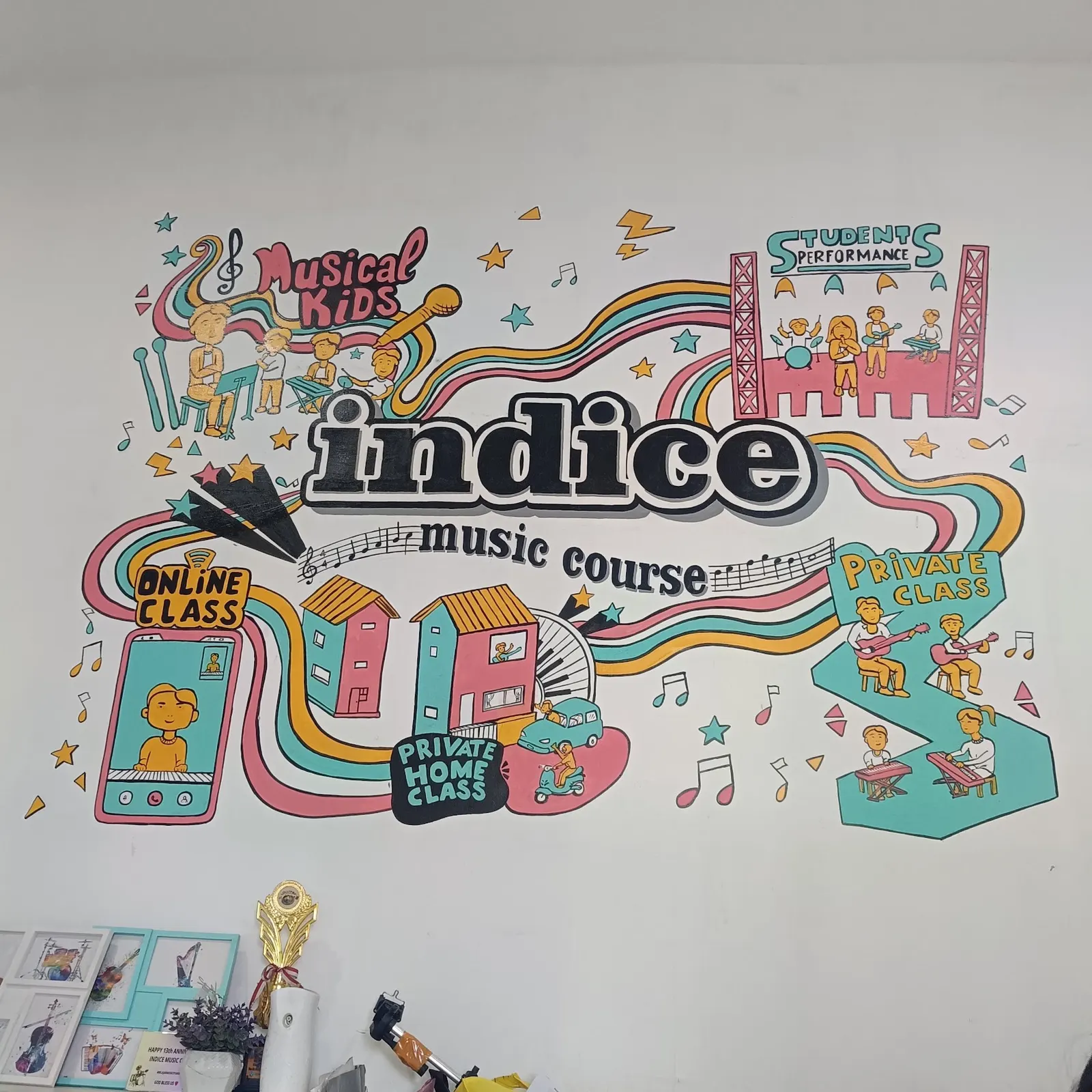 Mural warna-warni Indice Music Course di lobi Kebo Iwa