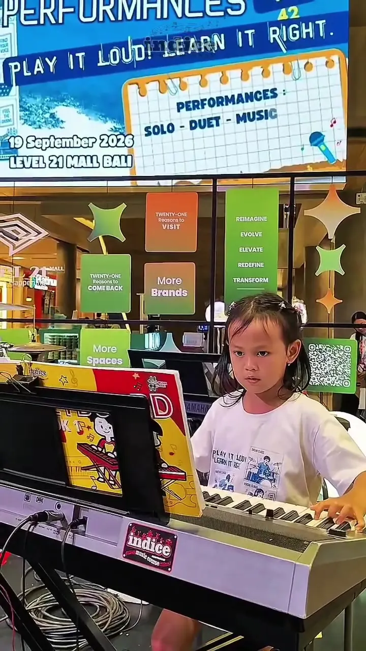 Murid Musical Kids usia dini bermain keyboard didampingi guru di panggung