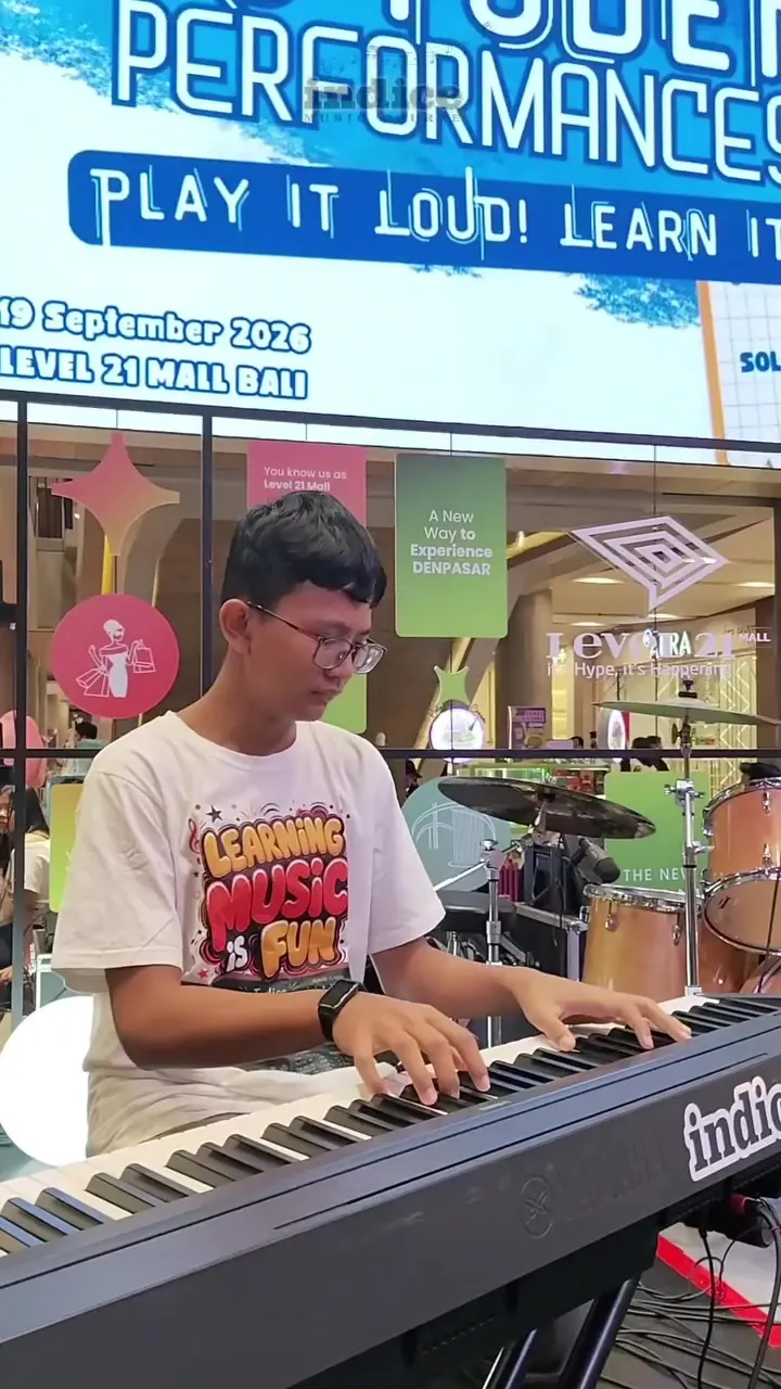 Murid piano laki-laki berkacamata tampil di Level 21 Mall