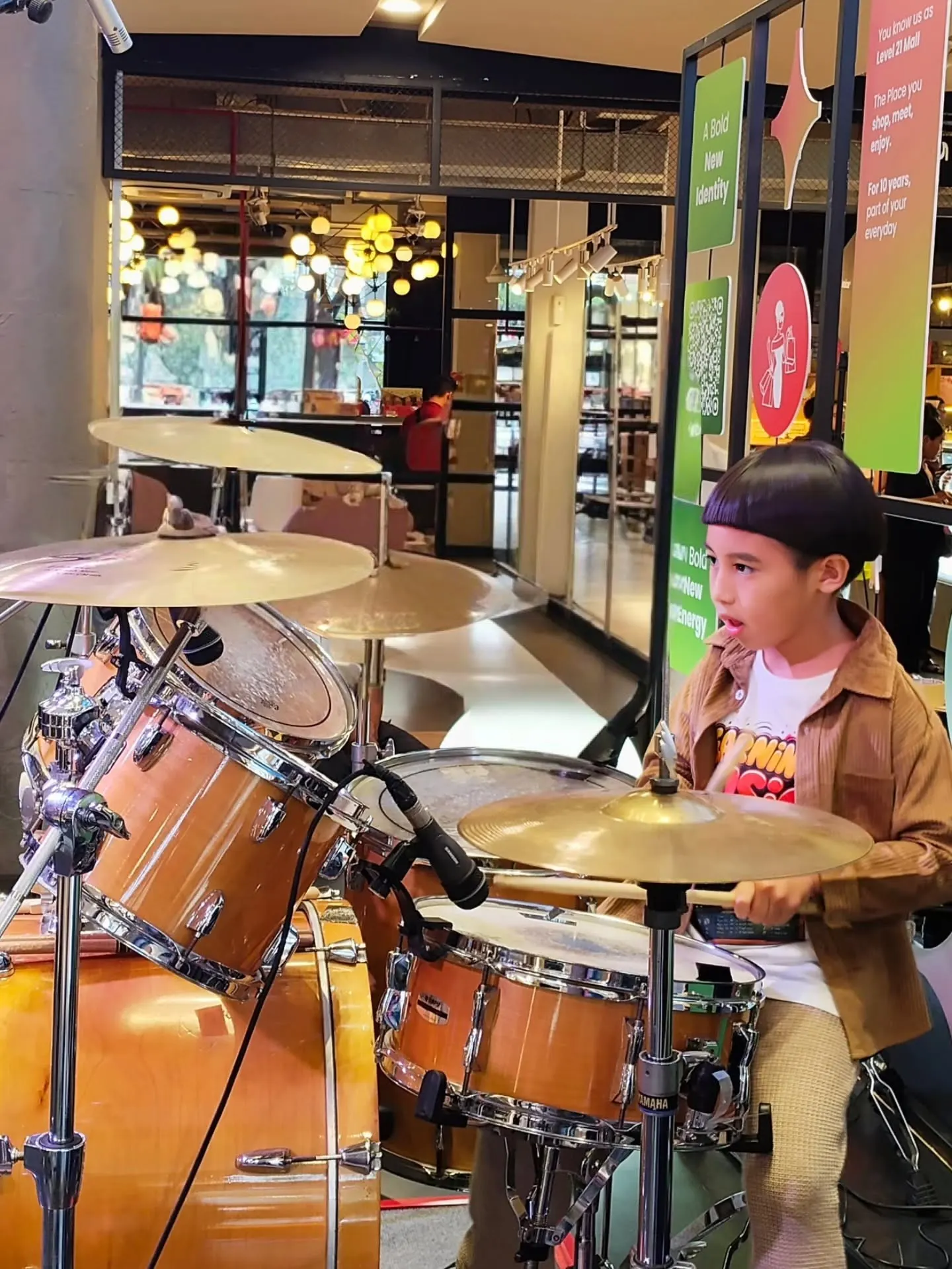 Murid drum cilik Indice bermain drum di panggung Student Performances Vol. 42