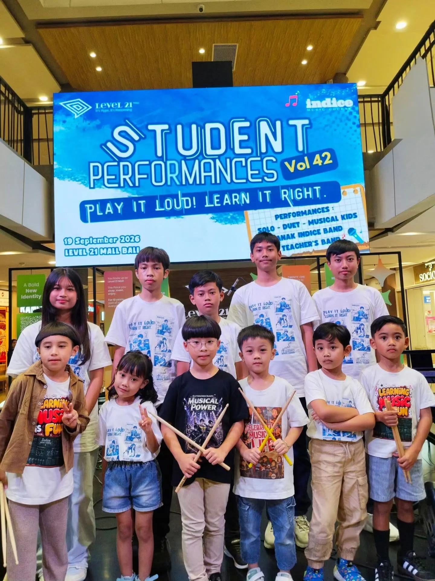 Murid drum berpose dengan stik
