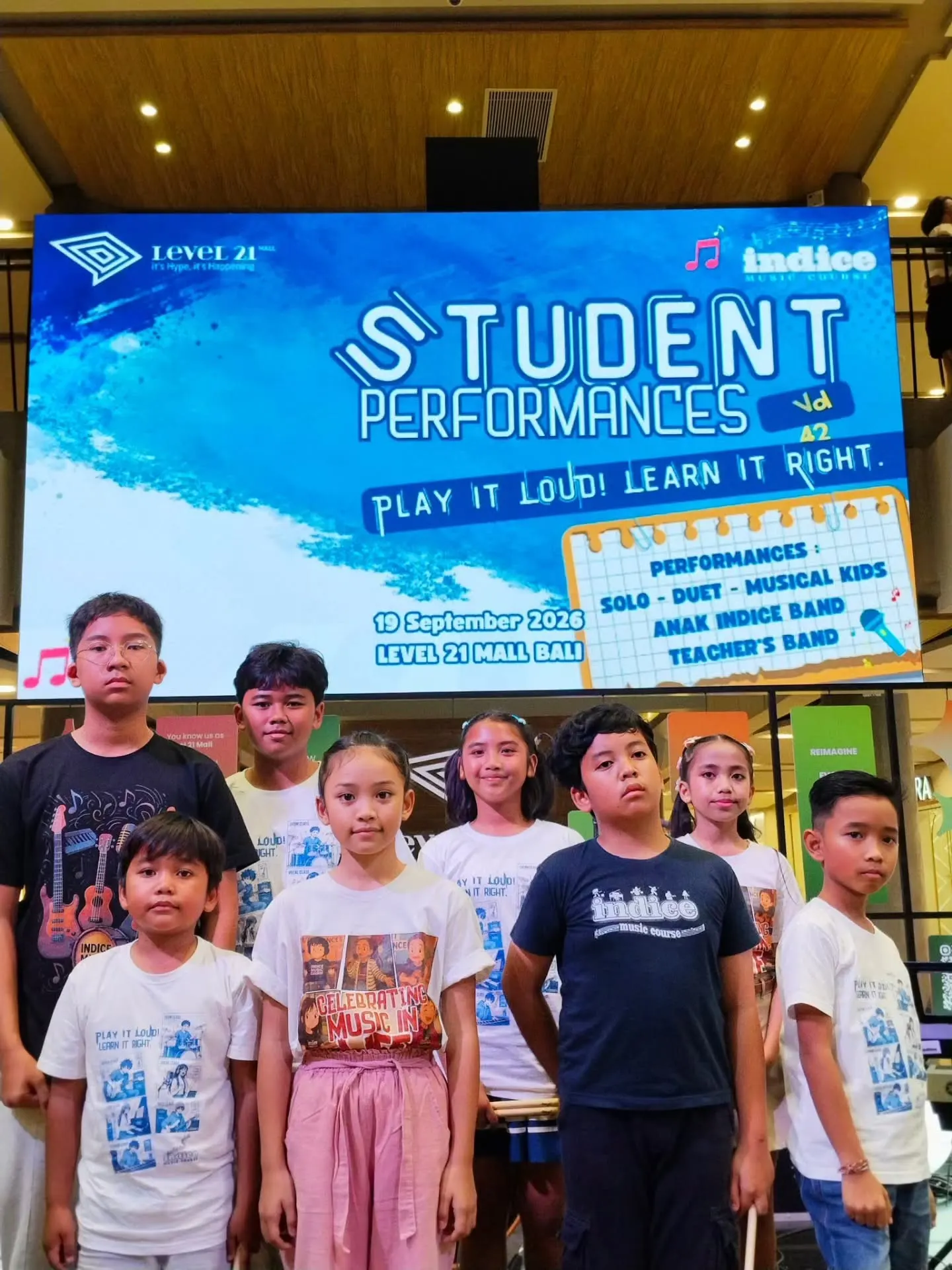 Murid-murid cilik Indice berfoto bersama di Student Performances