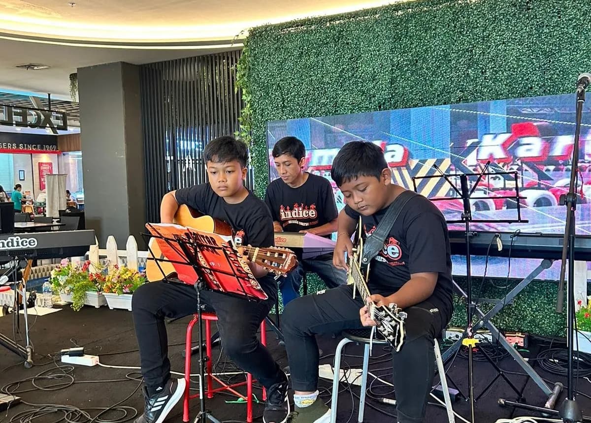 Murid gitar Indice tampil bersama di acara mall