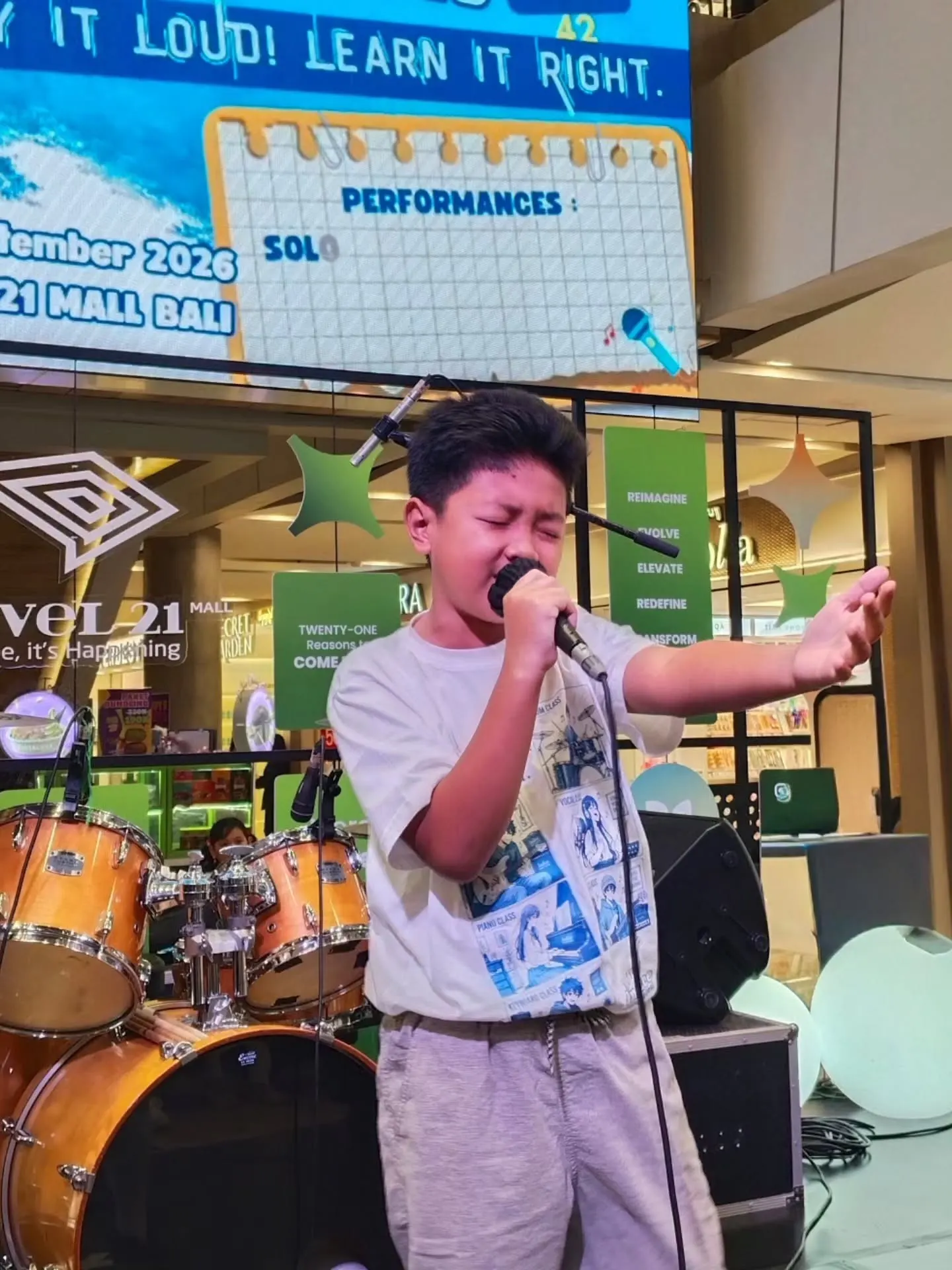 Murid vokal Indice bernyanyi penuh percaya diri di Student Performances Vol. 42