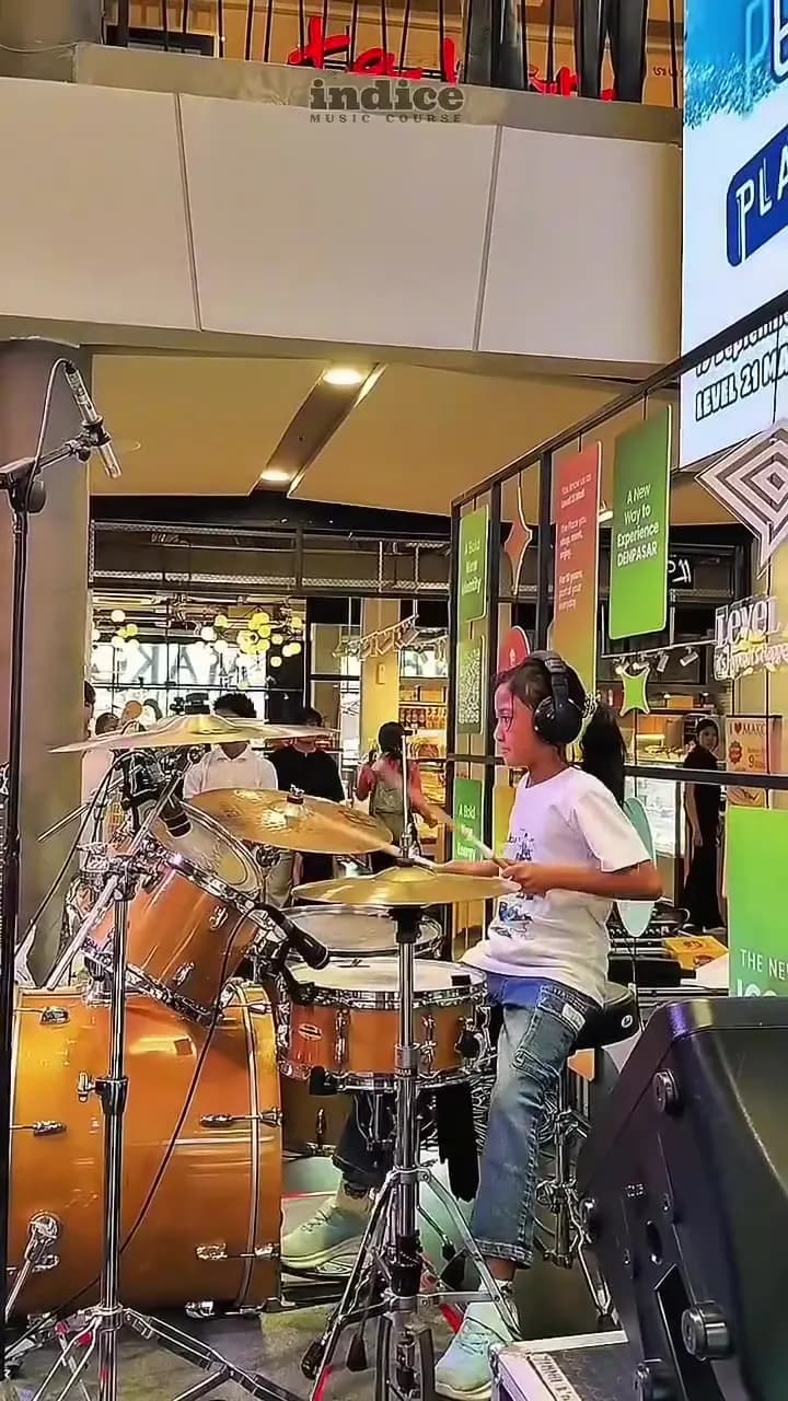 Murid drum perempuan tampil di Level 21 Mall