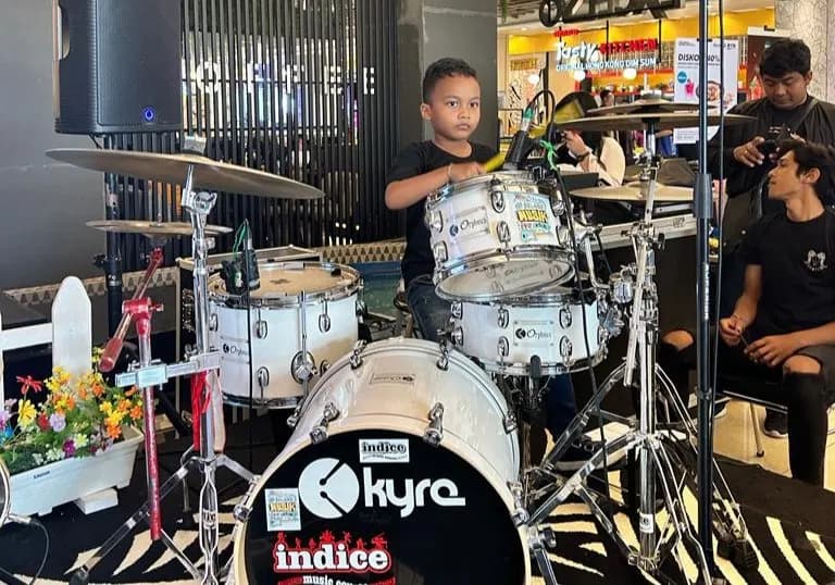 Drummer cilik Indice di atas panggung