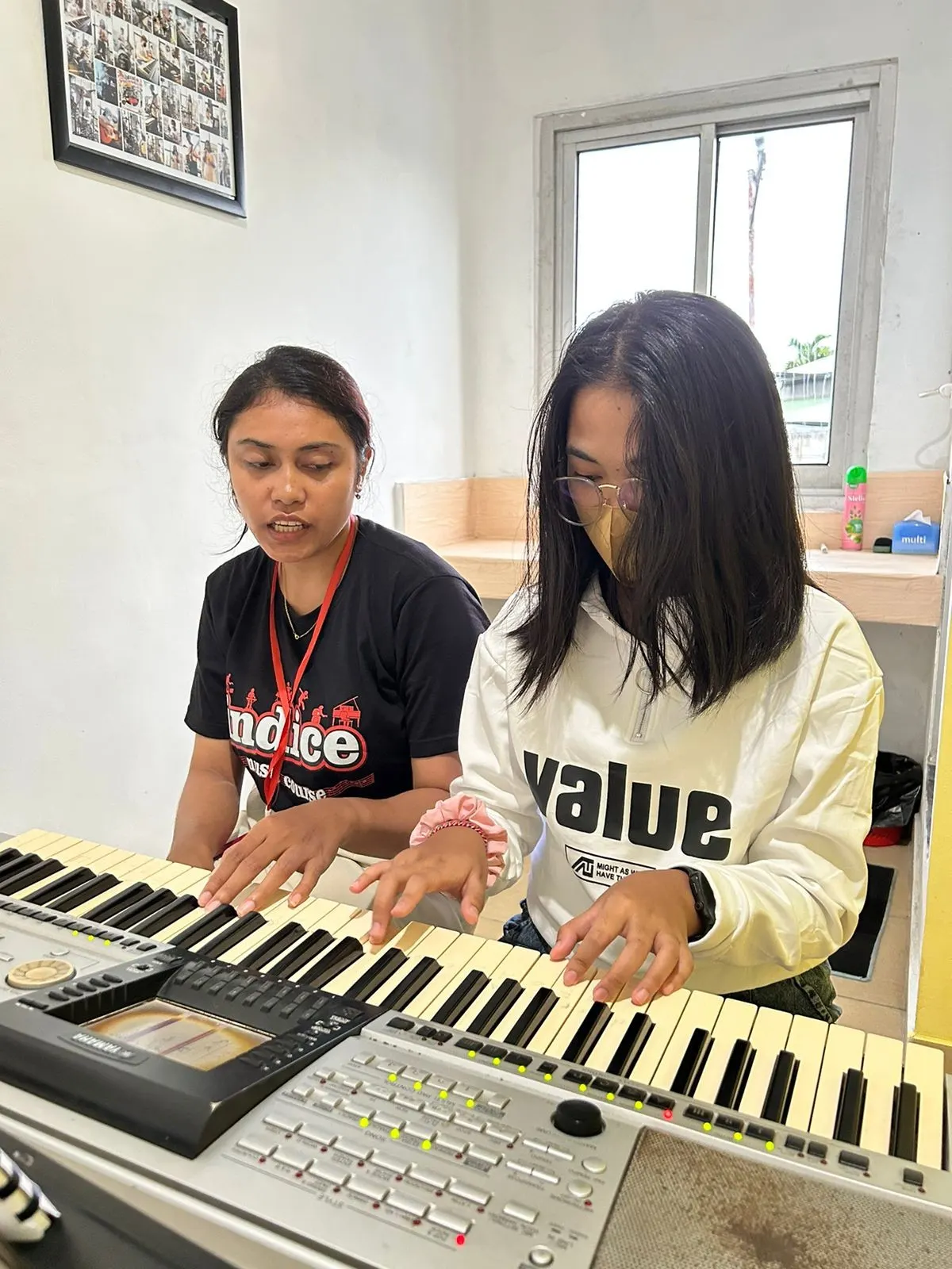 Guru Indice mengajar murid keyboard secara private