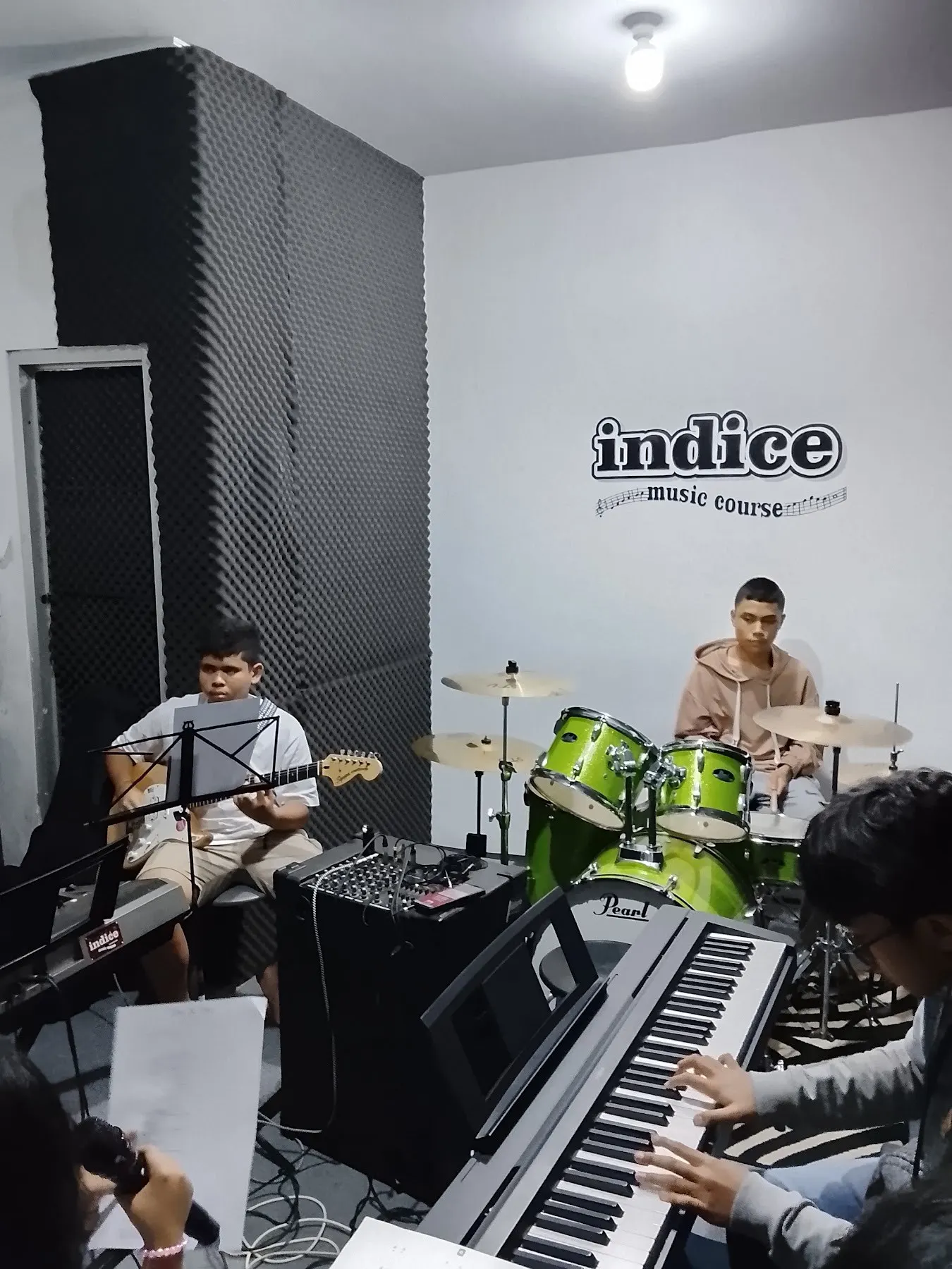 Latihan band di studio Indice
